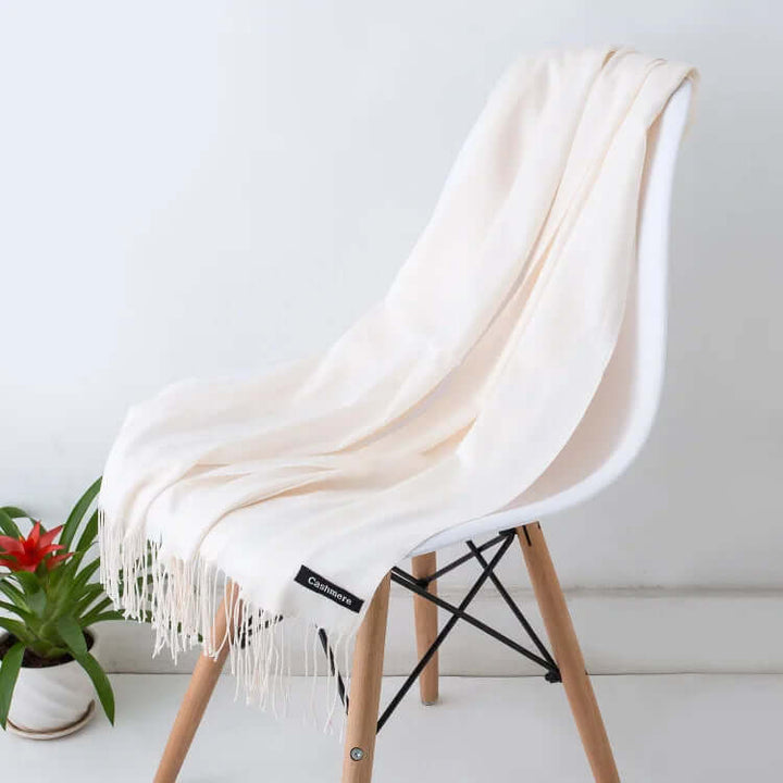 Confort et style avec cette écharpe femme douce, élégante et chaleureuse au quotidien.