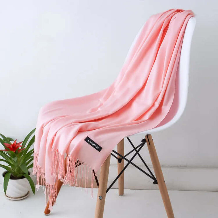 Écharpe femme élégante, douce au toucher, pour un look mode féminin irrésistible.