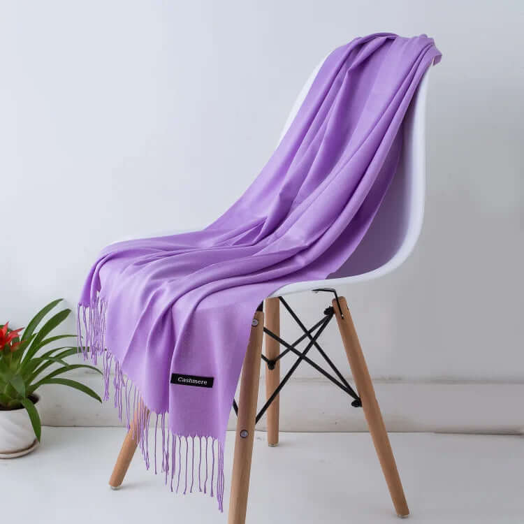 Accessoire mode: écharpe femme élégante, offrant chaleur légère et douceur unique.