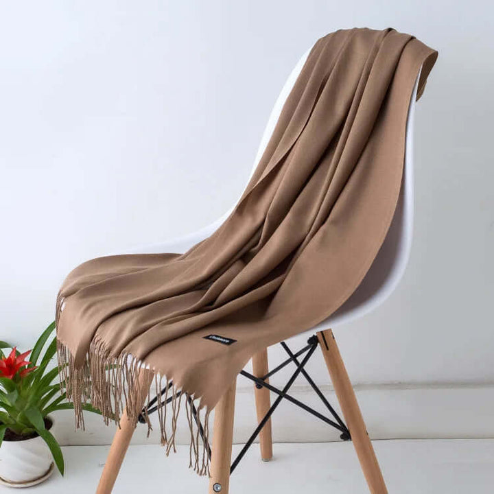 Douce écharpe femme, polyvalente et chaude, un must-have de la mode féminine.