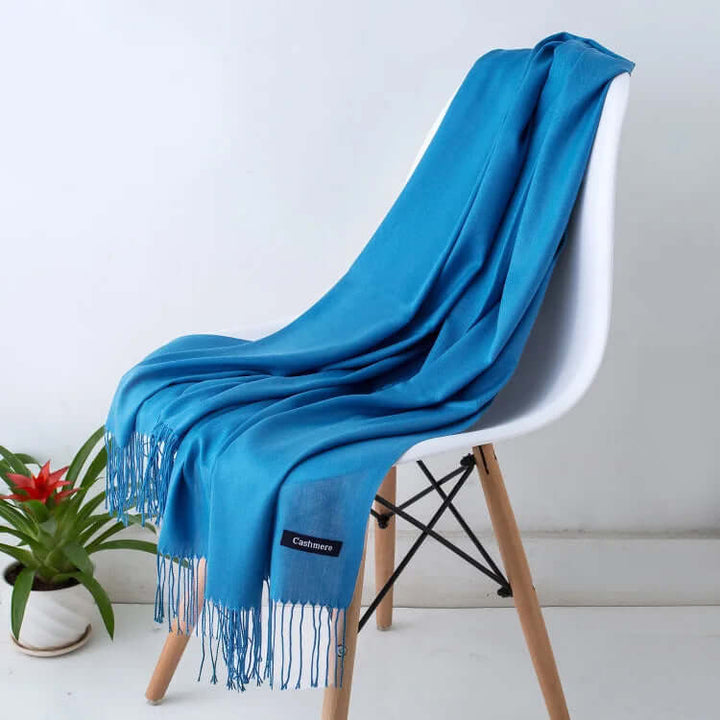 Style polyvalent et chaleur légère avec cette écharpe femme douce et raffinée.