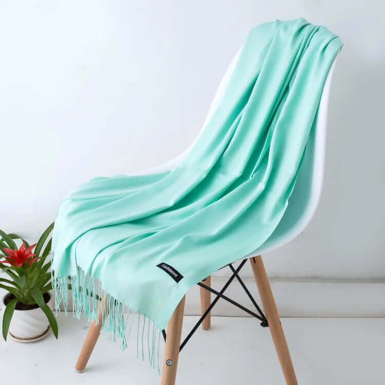Écharpe femme élégante, douce au toucher, l'accessoire mode indispensable de l'hiver.
