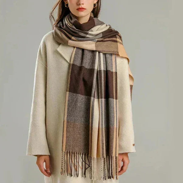 Écharpe à carreaux élégante pour femme, accessoire mode polyvalent automne-hiver. Motifs classiques en vert, marron, gris.