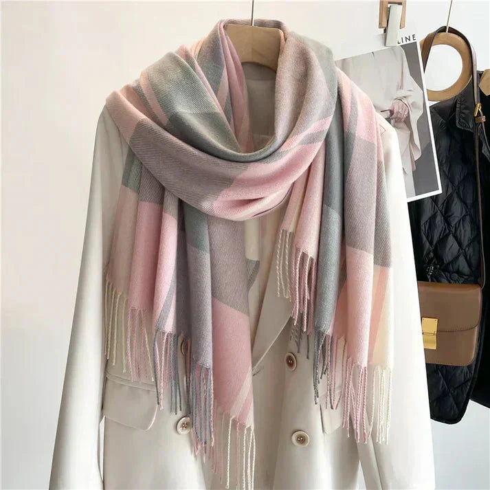 Écharpe chaude et douce à carreaux pour femme, parfaite pour l'hiver froid. Confort et style avec motifs vert, rose, marron.