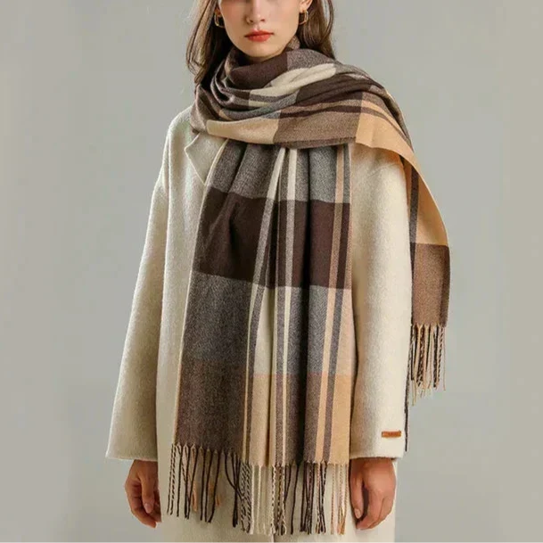 Écharpe à carreaux pour femme, accessoire mode polyvalent. Idéale pour un look élégant en hiver et automne. Couleurs variées.