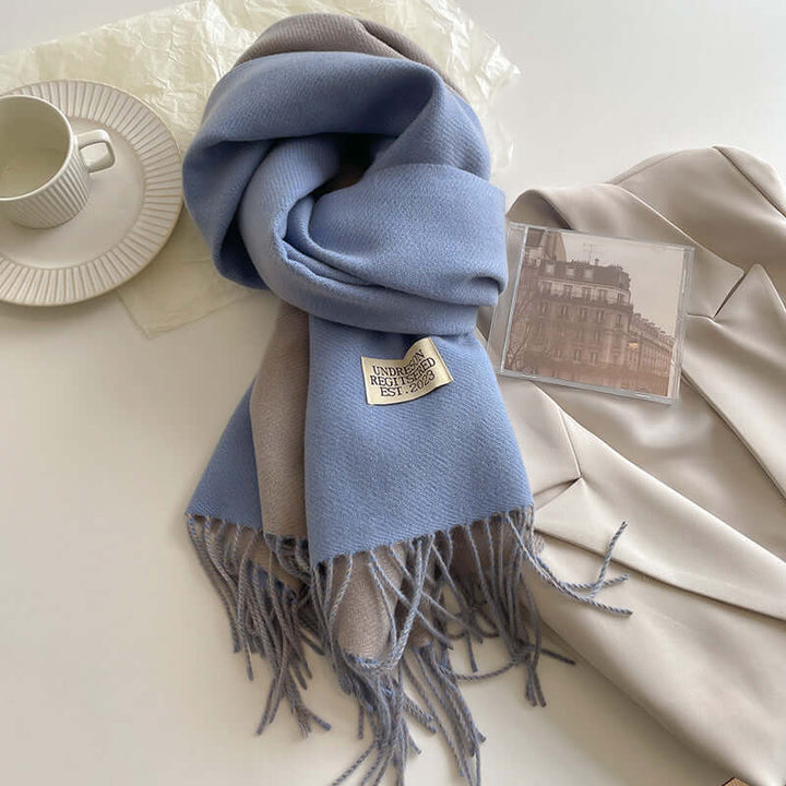 Écharpe réversible femme bicolore, apportant chaleur et touche stylée à toute tenue hivernale. Douce et chic.