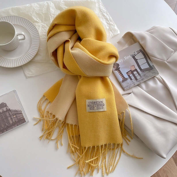 Offrez la chaleur et l'élégance avec cette écharpe réversible femme. Accessoire doux et polyvalent pour un cadeau.