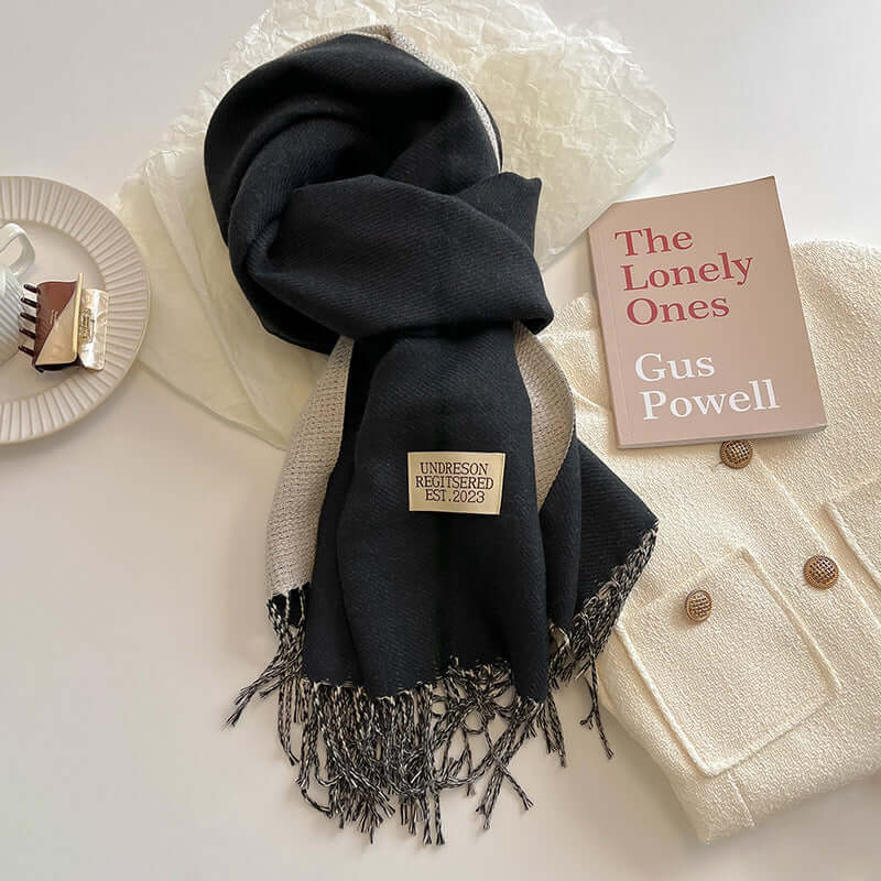 Écharpe femme réversible ultra douce, offrant chaleur et style 2-en-1. Parfaite pour accessoiriser vos tenues.