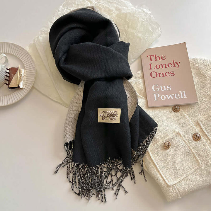 Écharpe femme réversible ultra douce, offrant chaleur et style 2-en-1. Parfaite pour accessoiriser vos tenues.