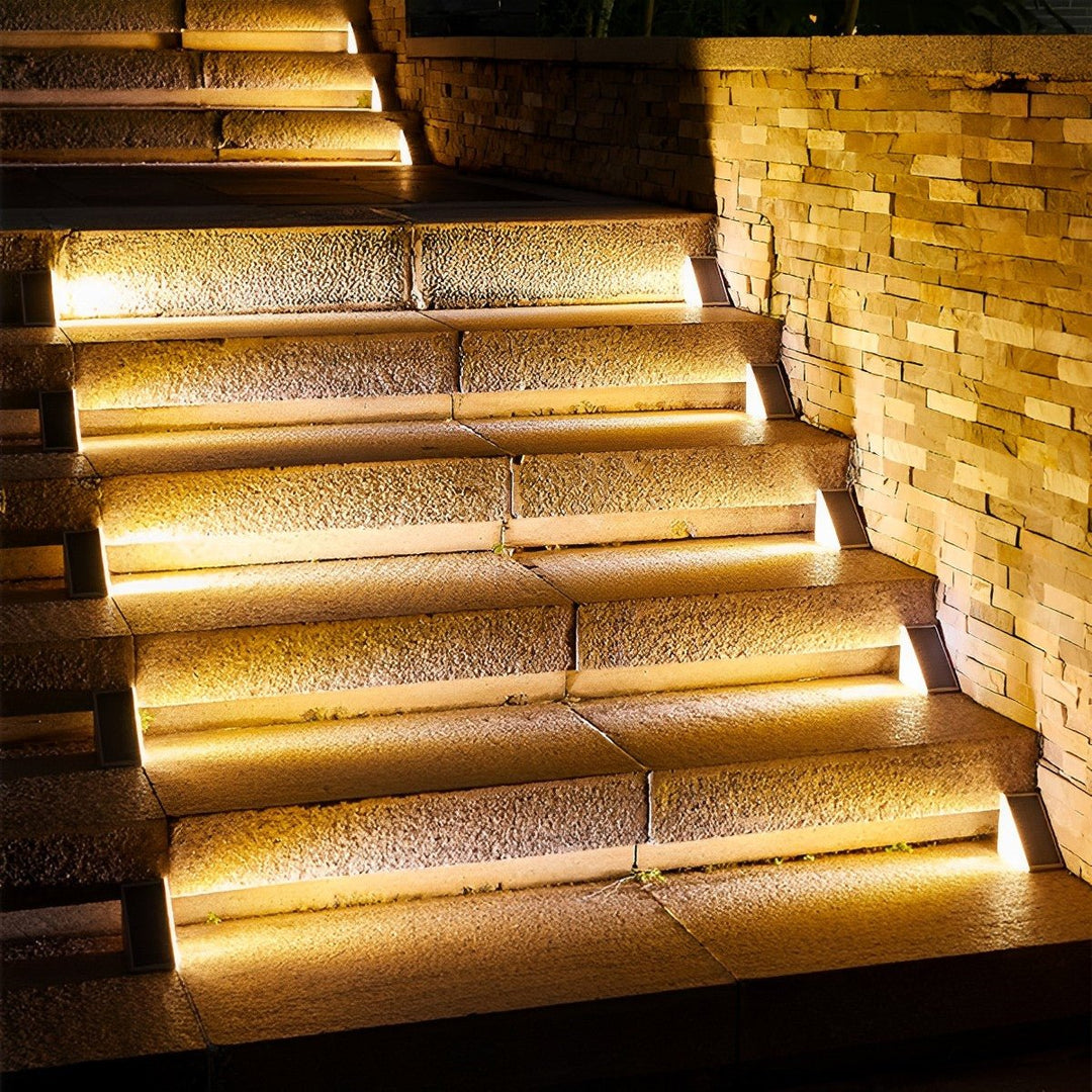 Éclairage solaire LED extérieur pour escaliers et jardin, autonome avec détecteur de mouvement pour sécurité.