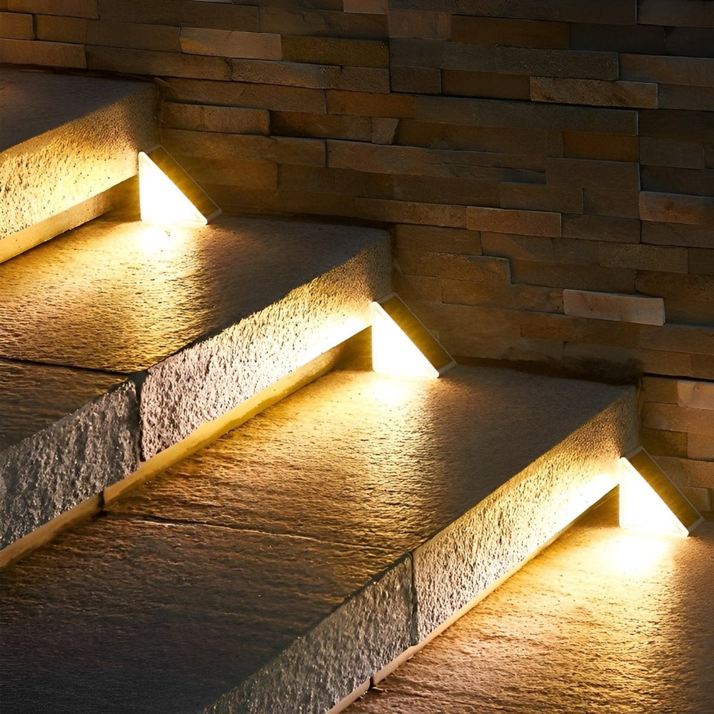 Lampe solaire LED pour escalier extérieur, IP65, détecteur de mouvement, assure sécurité la nuit.