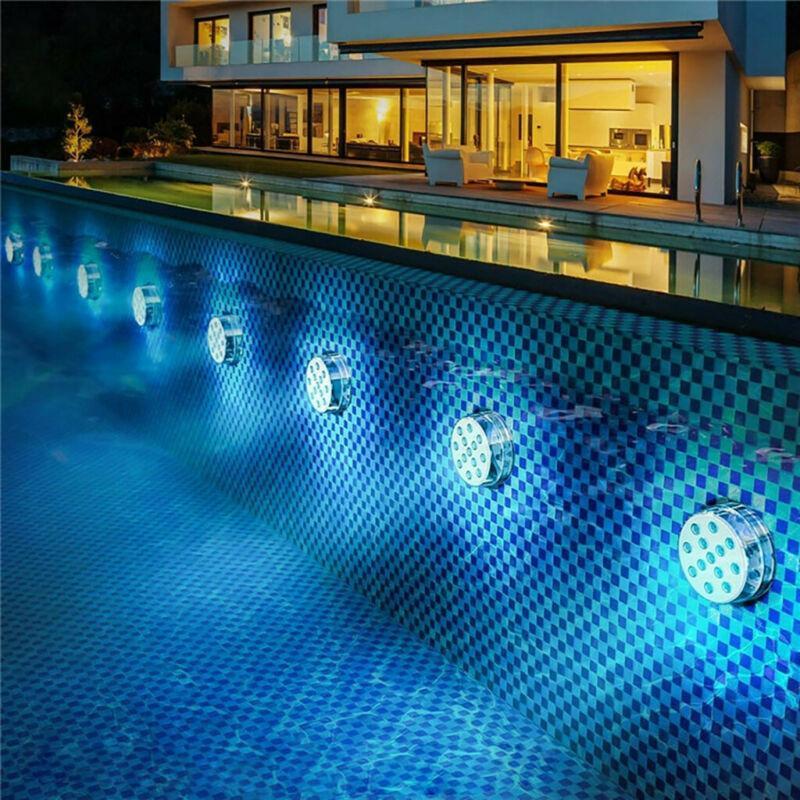 Éclairage LED submersible étanche télécommandé illuminant un bassin de jardin pour une ambiance extérieure.