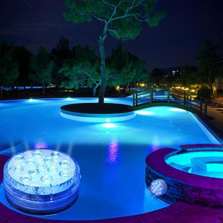 Lampe LED étanche et télécommandée pour bassins de jardin, fontaines, aquariums, apportant une touche décorative.