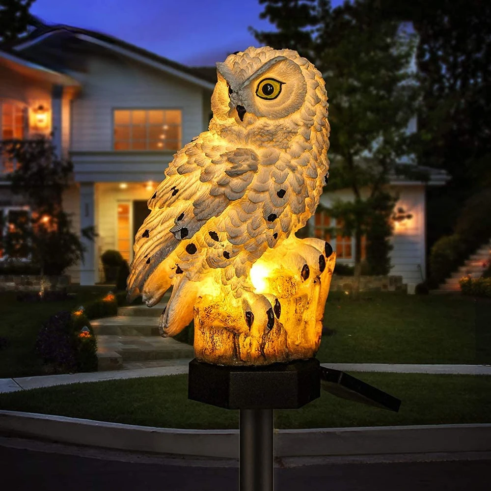 Figurine chouette solaire LED illuminant le jardin la nuit, lumière blanc chaud. Décoration extérieure étanche.