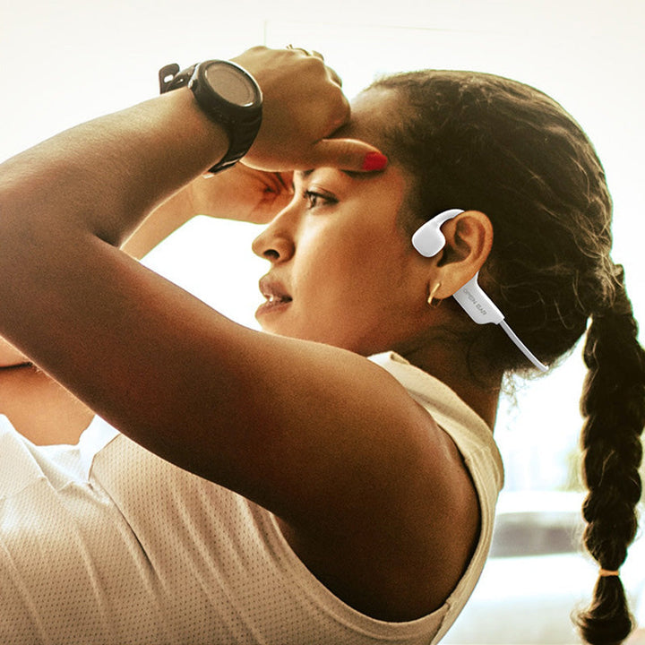 Écouteurs de sport sans fil à conduction osseuse. Fixation sécurisée, étanches IPX5, audio ouvert pour plus de sécurité.