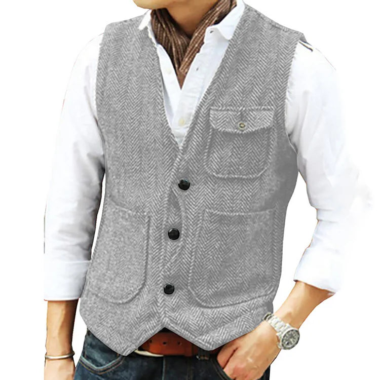 Gilet homme intemporel, simple boutonnage, parfait pour un look professionnel ou une sortie décontractée chic.