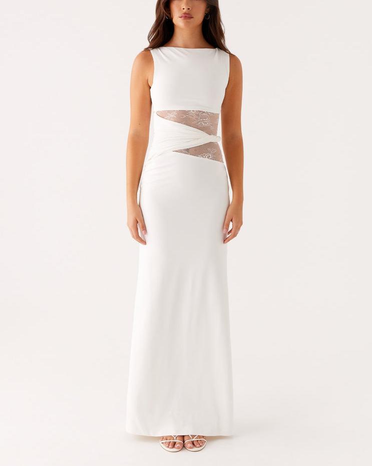 Détail de la robe longue femme ajustée : dentelle florale sur le haut et drapé latéral élégant pour une silhouette affinée.