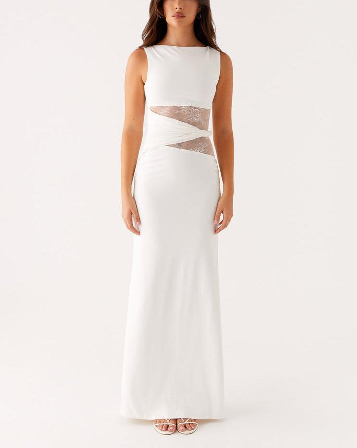 Détail de la robe longue femme ajustée : dentelle florale sur le haut et drapé latéral élégant pour une silhouette affinée.