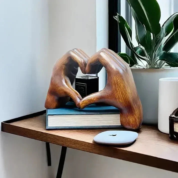 Sculpture artisanale cœur bois, fait main. Décoration maison, symbole d'amour et de chaleur.