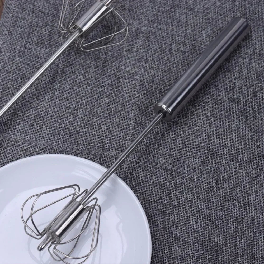 Ce fouet de cuisine manuel semi-automatique en inox est parfait pour battre, mélanger et fouetter rapidement.