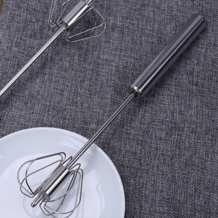 Ce fouet de cuisine manuel semi-automatique en inox est parfait pour battre, mélanger et fouetter rapidement.