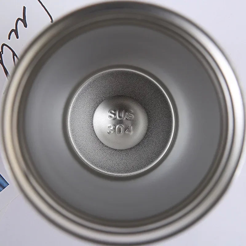 Mug isotherme écologique en acier inoxydable, garde vos boissons à la température souhaitée.