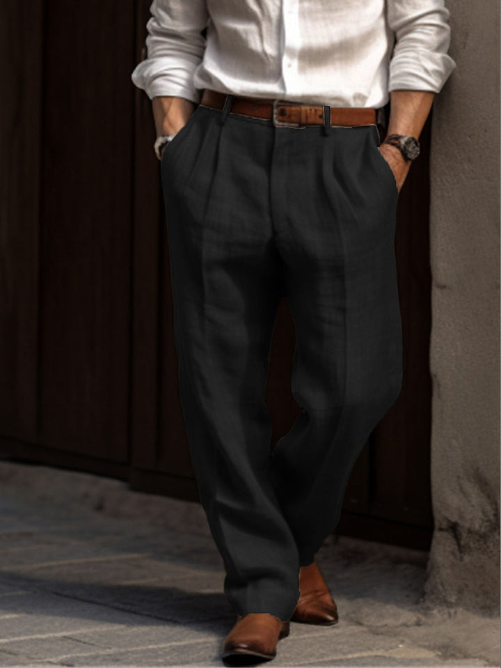 Silhouette moderne d'un pantalon homme en lin pour un confort optimal et une allure soignée.