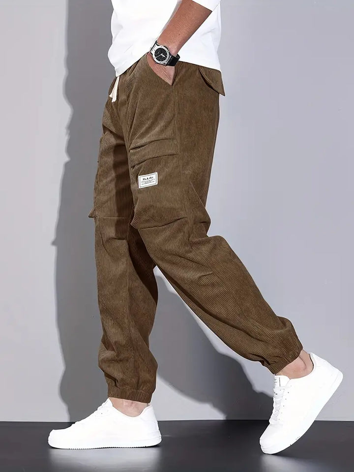 Pantalon cargo homme ajusté, couleur kaki. Idéal style urbain décontracté, confort optimal.
