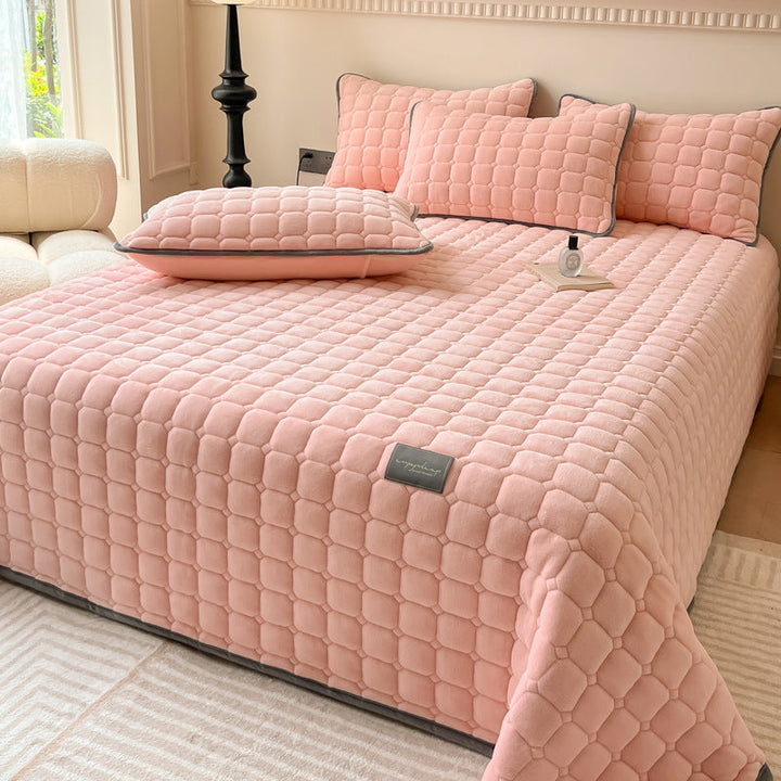 Jeté de lit moderne, doux et élégant, texture carrée distinctive pour une chambre cosy.