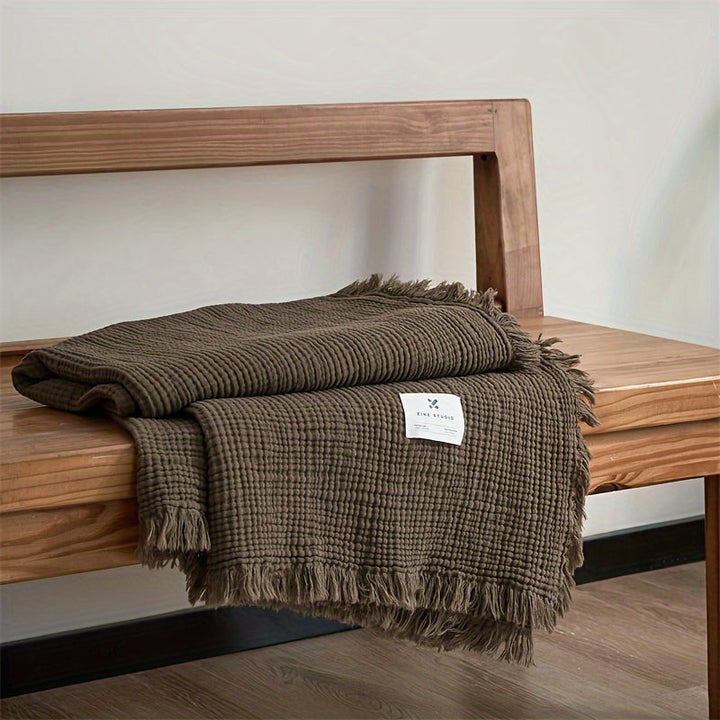Jeté de lit respirant en gaze de coton vert olive avec franges, parfait pour la chambre.
