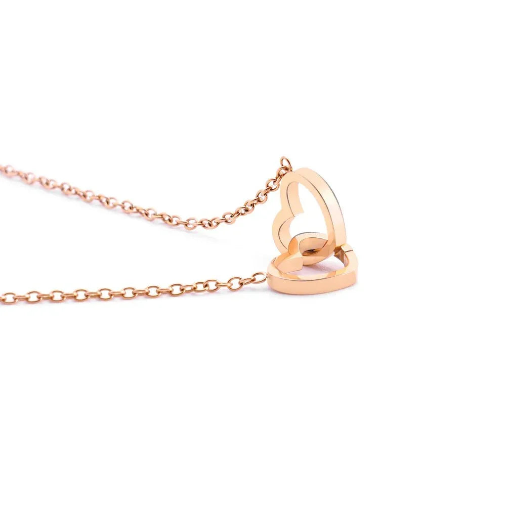 Bijou exclusif: rose préservée et collier fin, le cadeau de luxe par excellence.