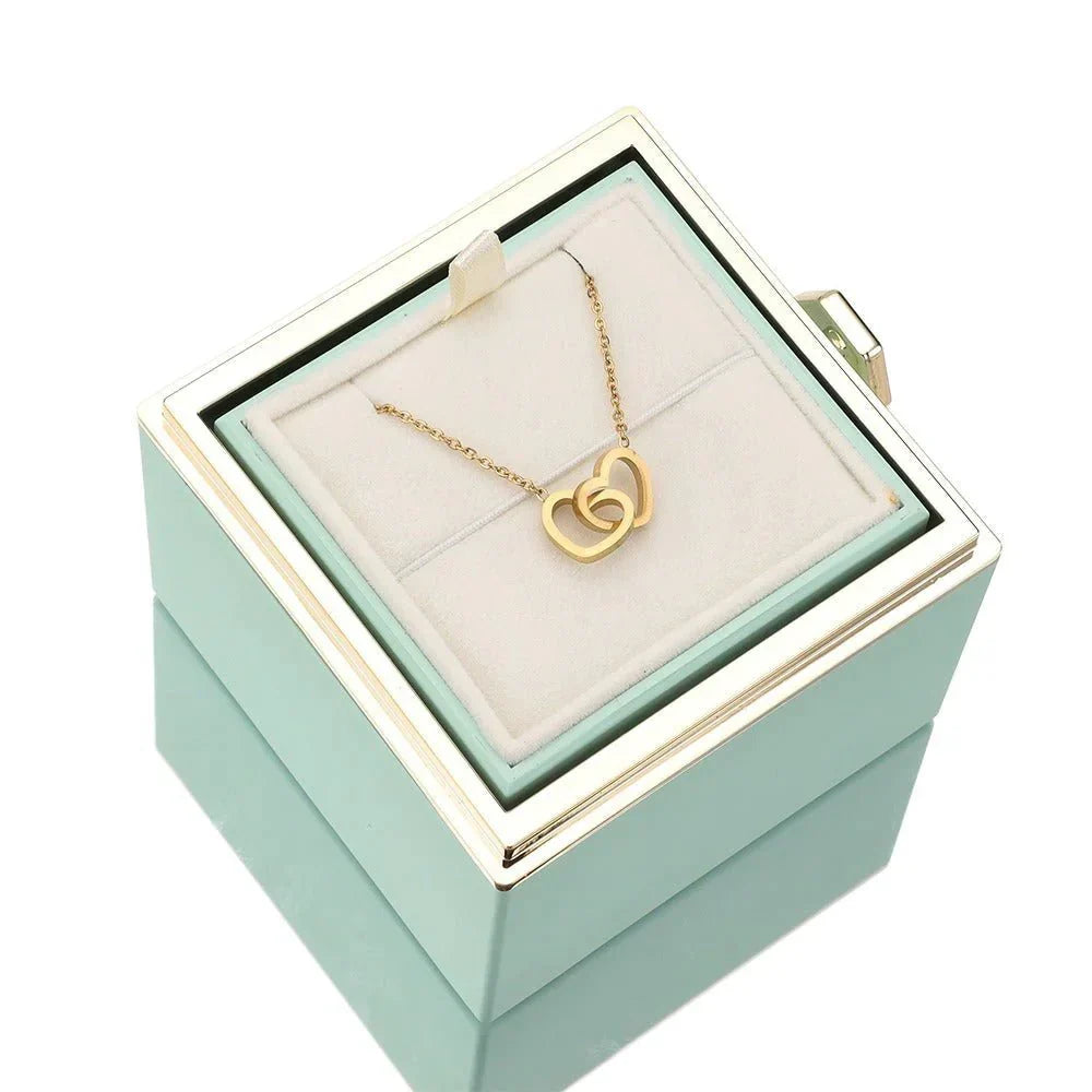 Rose stabilisée et collier pour femme, une touche de luxe et d'élégance éternelle.