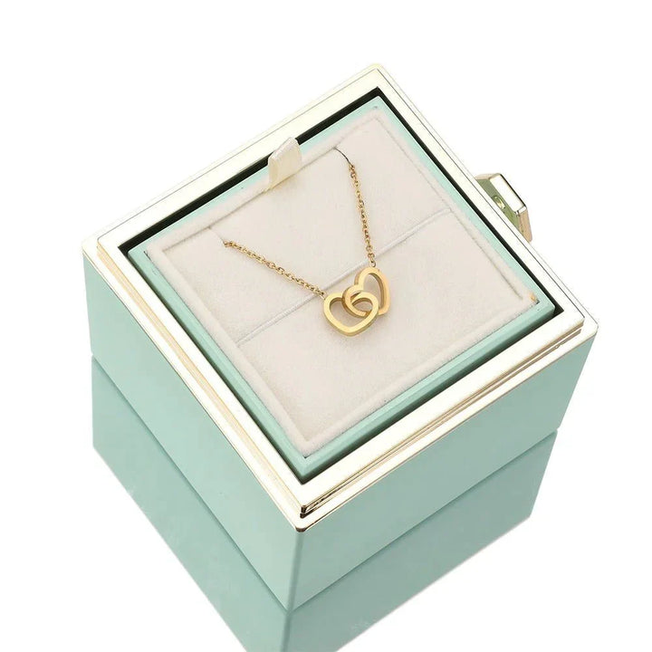 Rose stabilisée et collier pour femme, une touche de luxe et d'élégance éternelle.