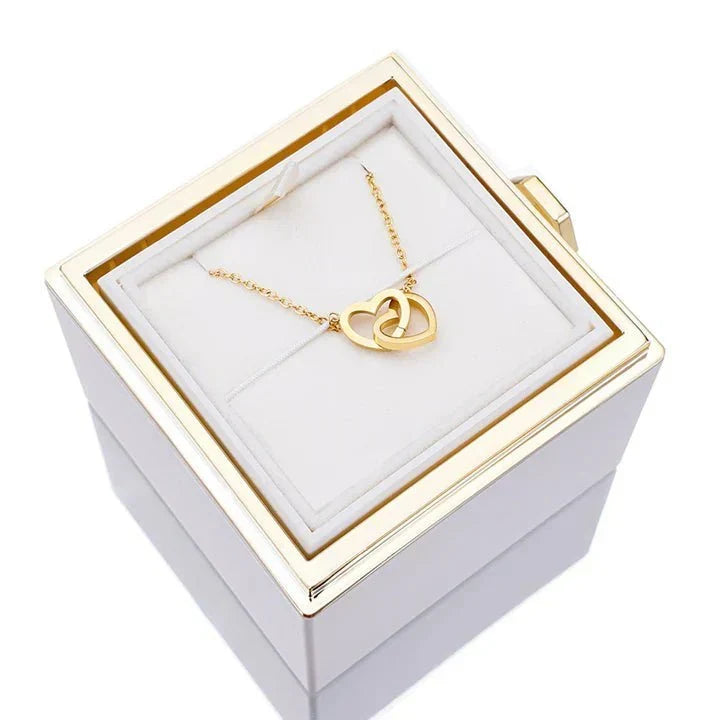 Bijou de valeur: rose stabilisée et collier or, pour un cadeau qui marque les esprits.