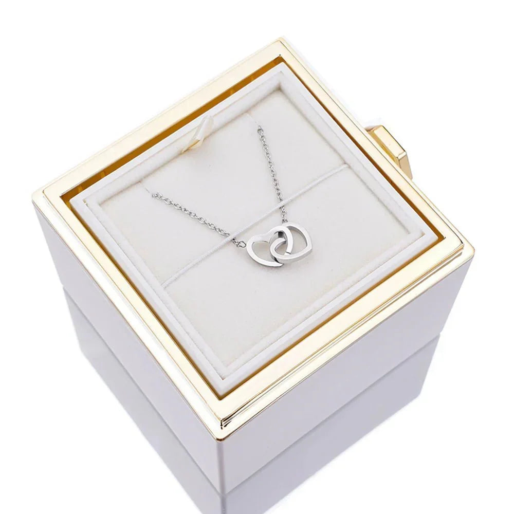 Bijoux élégants: collier femme et rose stabilisée, pour un cadeau intemporel.