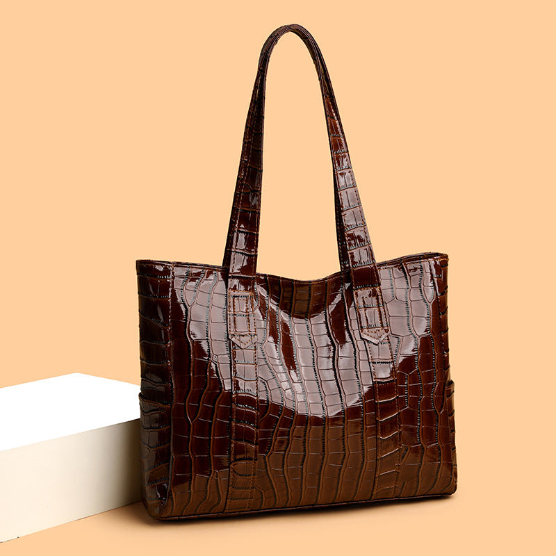 Accessoire mode femme : sac fourre-tout chic texturé avec bandoulière, parfait pour le quotidien.