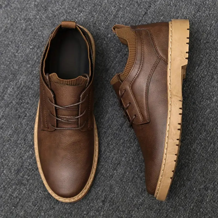 Chaussures de marche marron pour hommes avec lacets, offrant élégance et confort pour un style casual chic.