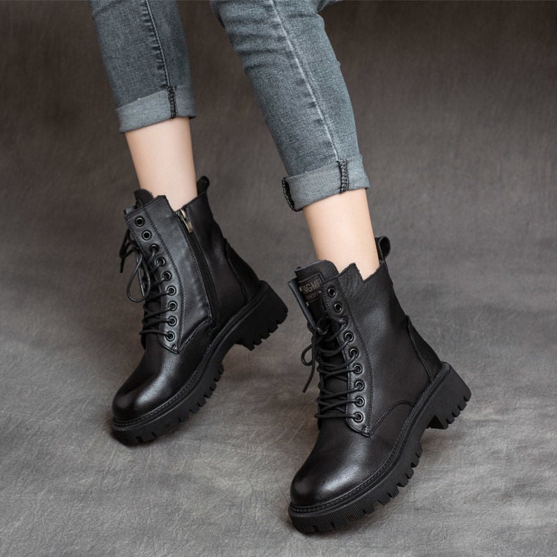 Bottines hiver tendance pour femmes, style structuré moderne. Chaussures polyvalentes alliant mode et confort.