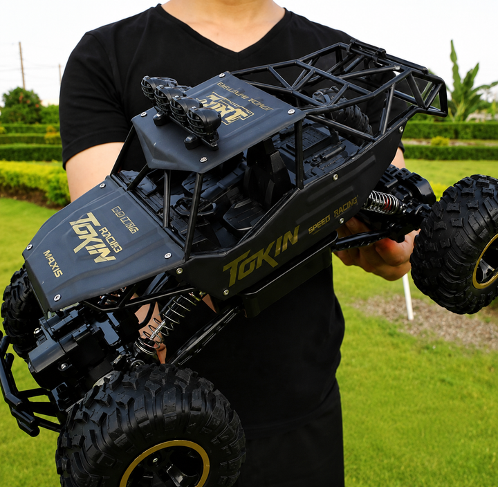 Enfant jouant avec un monster truck 4x4 RC dans la terre. Aventure tout terrain télécommandée.