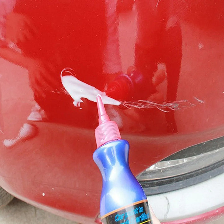 Flacon d'efface-rayures voiture, facile à appliquer pour un polissage rapide et une carrosserie brillante.