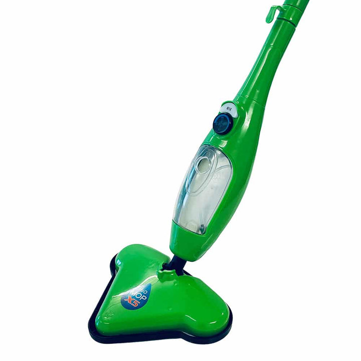 Personne utilisant le balai vapeur H2O X5 pour nettoyer un sol carrelé, illustrant sa facilité d'emploi et son efficacité.