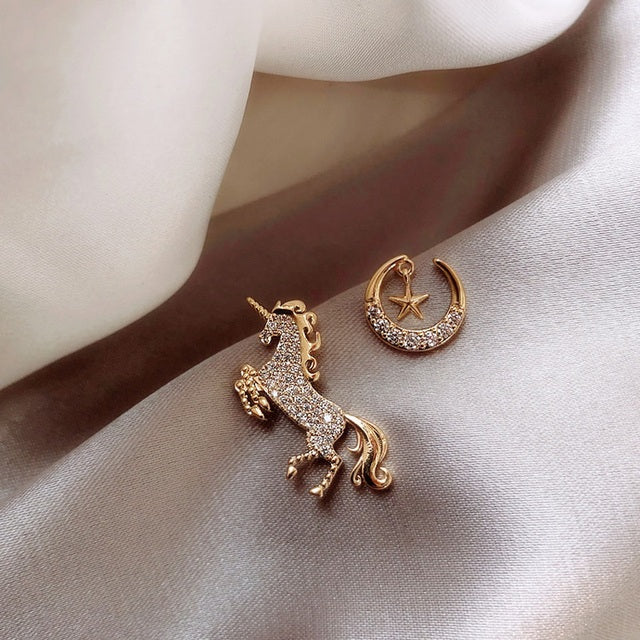 Paire de boucles d'oreilles licorne fantaisie pour femmes, bijoux mignons et originaux en acier.