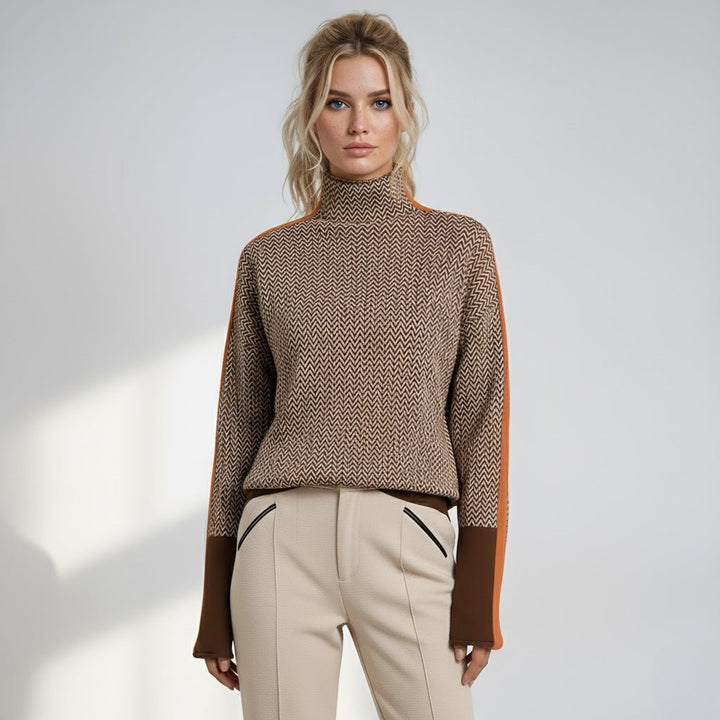 Pull femme à col roulé en tricot, rayures contrastées. Confort douillet et style hivernal.
