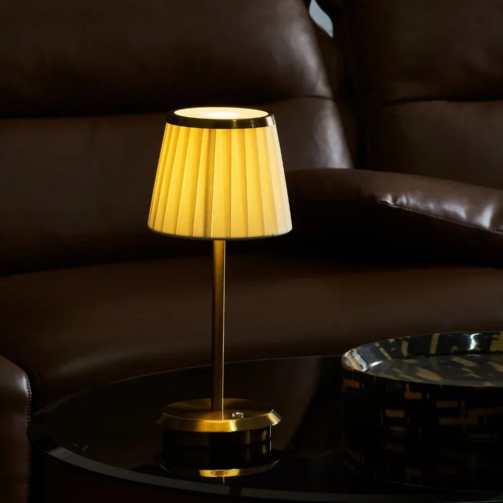 Lampe de table Lumessa LED dimmable, rechargeable. Design moderne, sans fil, idéale intérieur/extérieur, ambiance cuivre.