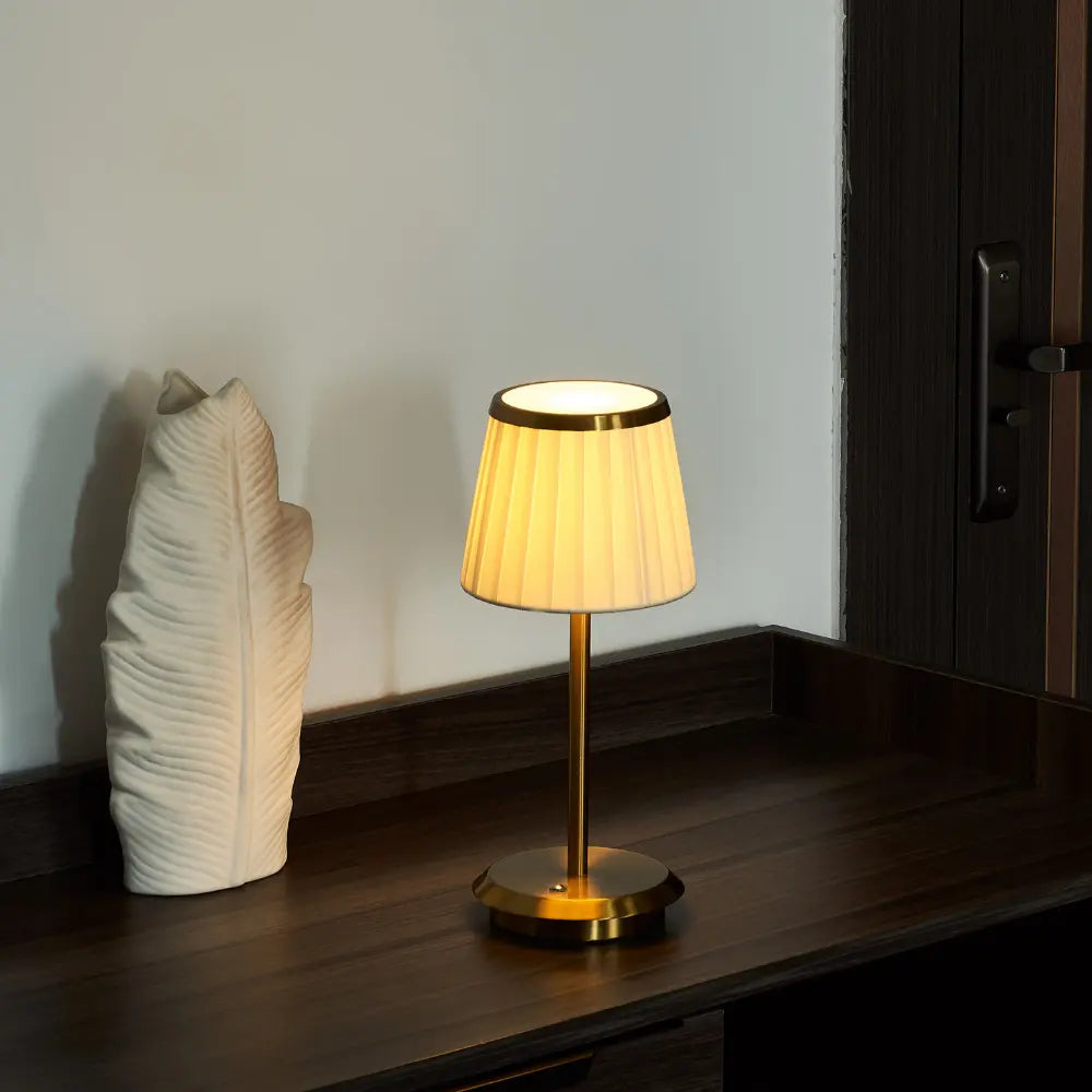 Lampe de table Lumessa sans fil LED dimmable, rechargeable. Parfaite pour extérieur, terrasse, jardin. Éclairage moderne.
