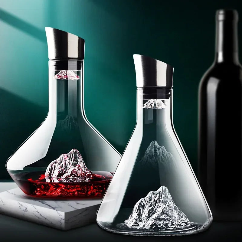 Décanteur de vin en cristal avec aérateur sophistiqué, idéal pour sublimer les arômes et la dégustation.