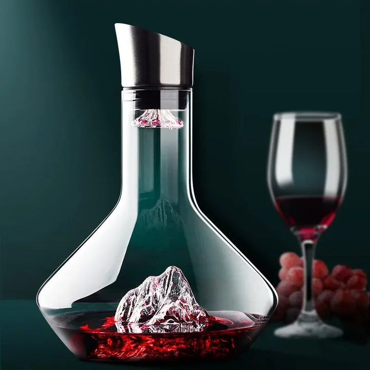 Détail de la carafe à vin en cristal avec aérateur intégré, montrant l'ouverture et la forme élégante.