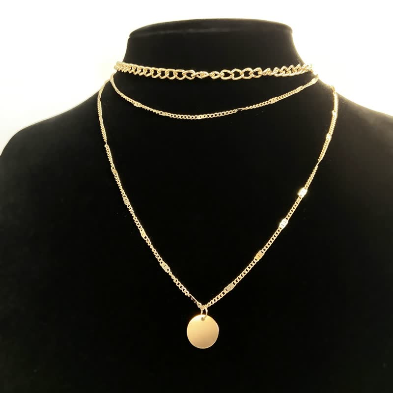Collier pour femme en or, style raffiné et moderne. Bijou élégant, accessoire de mode idéal.