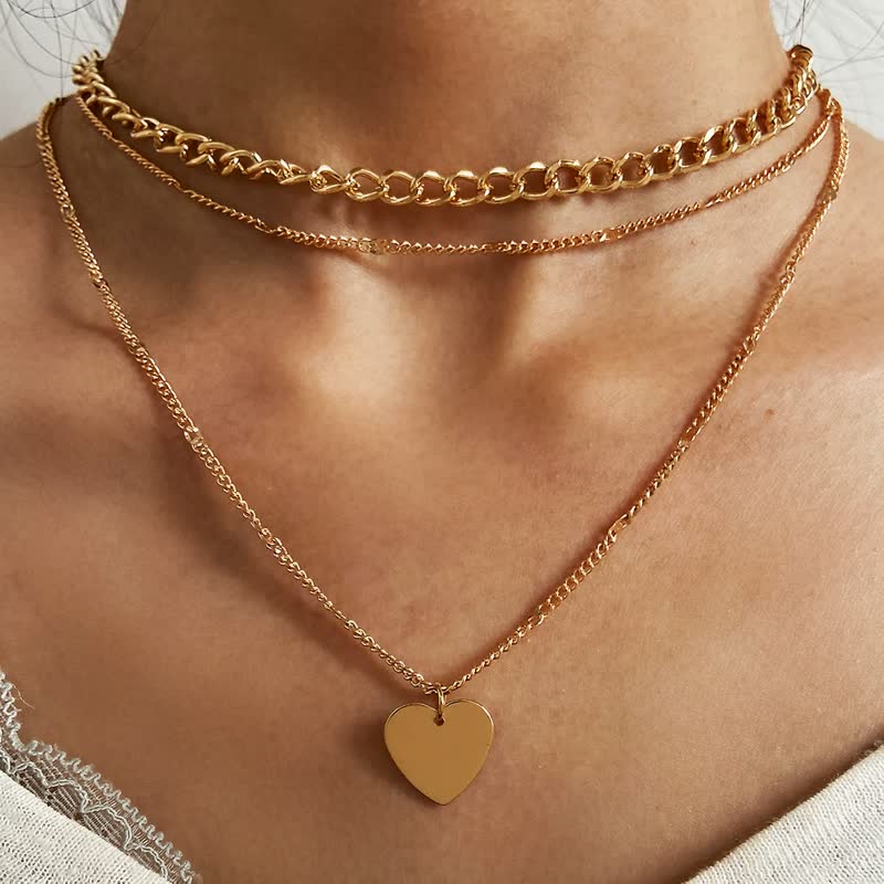 Collier élégant femme, détails délicats, finition argentée. Bijou raffiné, accessoire de mode pour un style chic.