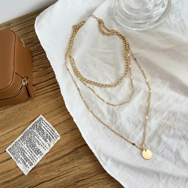 Collier femme moderne, style chic et élégant. Bijou en or rose, accessoire mode parfait pour un raffinement discret.
